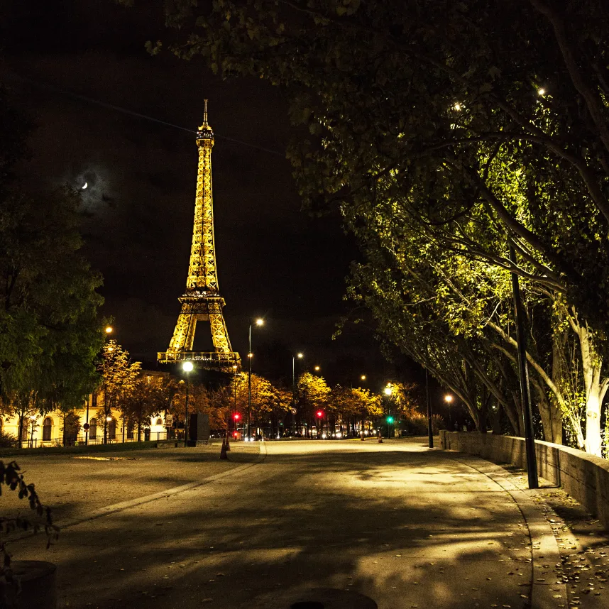 Paris bei Nacht mit Eiffelturm
